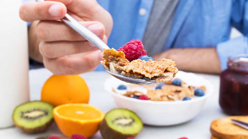 Homem a comer cereais